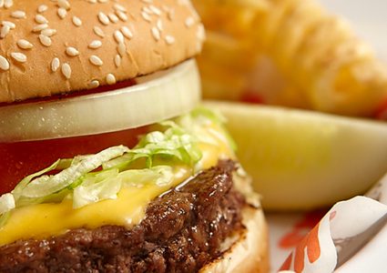 مطعم يعرض مكافأة مالية مقابل تناول شطيرة تزن 6 كيلو غرامات