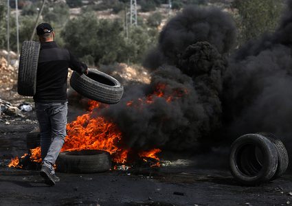 متظاهرون يحرقون الإطارات في مسيرة كفر قدوم
