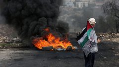 متظاهرون يحرقون الإطارات أثناء المواجهات مع قوات الاحتلال الإسرائيلي خلال مسيرة كفر قدوم السلمية الأسبوعية.
