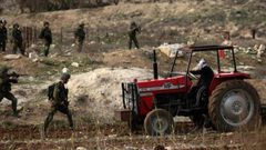 قوات الاحتلال تستولي على جرار زراعي جنوب بيت لحم