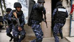 الشرطة تضبط سلاحاً وتلقي القبض على مشتبه بهما بتهديد مواطن بنابلس