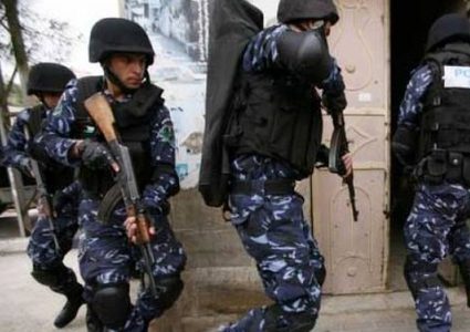 الشرطة تضبط سلاحاً وتلقي القبض على مشتبه بهما بتهديد مواطن بنابلس