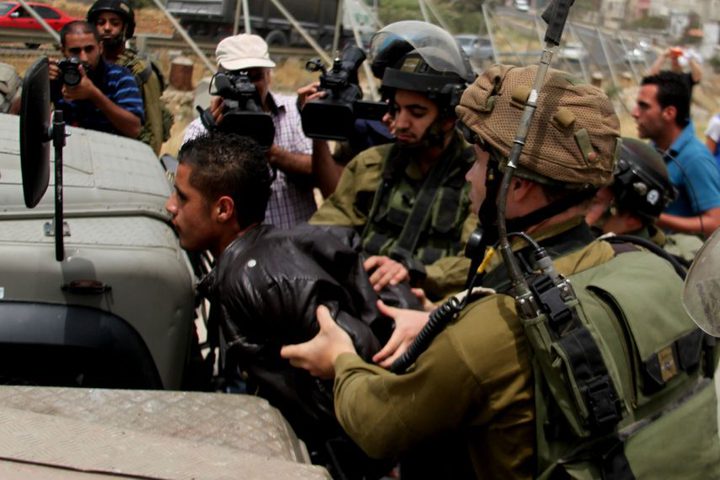 قوات الاحتلال تعتقل طالبا وتصيب آخرين بالاختناق
