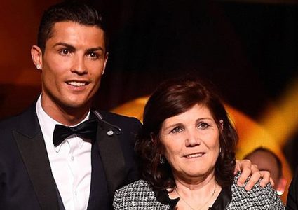 والدة رونالدو تتهم "المافيا" بحرمان ابنها من الكرة الذهبية