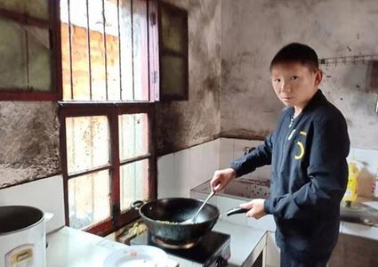 شاب الثلاثيني يعاني من مرض نادر يجعله يبدو طفلا !