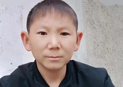 في الثلاثينيات لكن مظهره كالاطفال