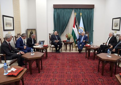 رئيس لجنة الانتخابات المركزية يُطلع الرئيس على نتائج زيارته لغزة