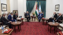 رئيس لجنة الانتخابات المركزية يُطلع الرئيس على نتائج زيارته لغزة