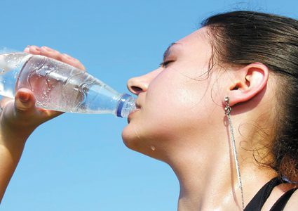 ما هي كمية الماء التي يحتاجها الشخص العادي لإنقاص الوزن ؟