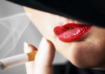 لماذا تواجه النساء صعوبة في الإقلاع عن التدخين؟