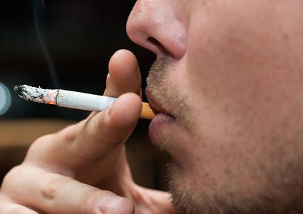 تحذير.. التدخين يؤدي إلى غزو التجاعيد للوجه