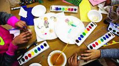 وعد شويكي فتاة تبدع في رسومات الأطفال