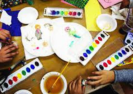 وعد شويكي فتاة تبدع في رسومات الأطفال