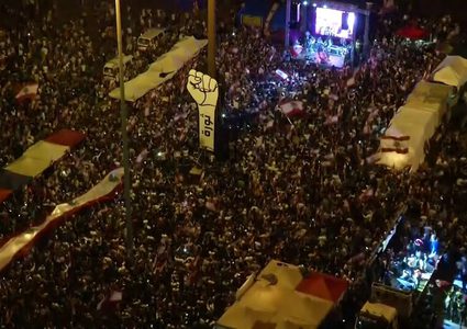 آلاف اللبنانيين يحتشدون ويواصلون التظاهر في جميع أنحاء بيروت