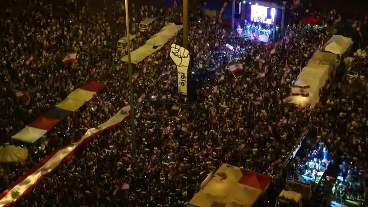 آلاف اللبنانيين يحتشدون ويواصلون التظاهر في جميع أنحاء بيروت