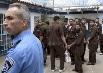 القدس : الاحتلال يواصل الاعتداء على الوقفات التضامنية مع الأسرى