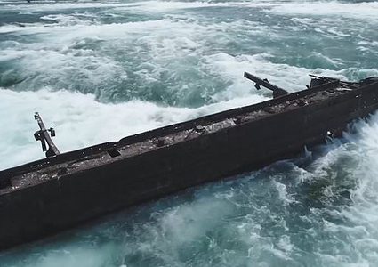 شاهد الفيضانات تحرك سفينة عالقة أعلى شلالات نياغرا منذ قرن !