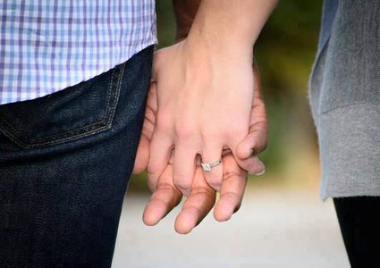 هل يجوز أن يمسك الخاطب يد خطيبته؟ الإفتاء المصرية تجيب