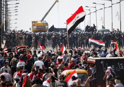 العراق.. متظاهر يراوغ قناصا ويفلت من الموت بأعجوبة