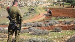 الاحتلال يستولي على أراضي جنوب الخليل