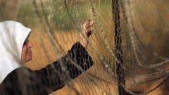 الاحتلال يعتقل والدة الأسير وسام حنون