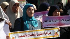 وقفة تضامنية مع الأسيرة الأردنية هبة اللبدي، المحتجزة حالياً في سجون الاحتلال الإسرائيلي، أمام مكتب الصليب الأحمر في مدينة غزة.