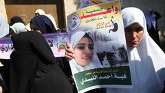 وقفة تضامنية مع الأسيرة الأردنية هبة اللبدي، المحتجزة حالياً في سجون الاحتلال الإسرائيلي، أمام مكتب الصليب الأحمر في مدينة غزة.