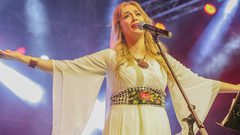 كروان الشرق وحارسة التراث الفلسطيني العريق "دلال أبو آمنة"