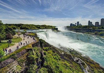 سفينة تتحرك بعد أن علقت لقرن في شلالات نياغرا