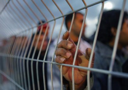 أربعة أسرى يواصلون إضرابهم المفتوح عن الطعام