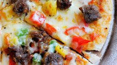 بيتزا باللحم من المطبخ الأمريكي