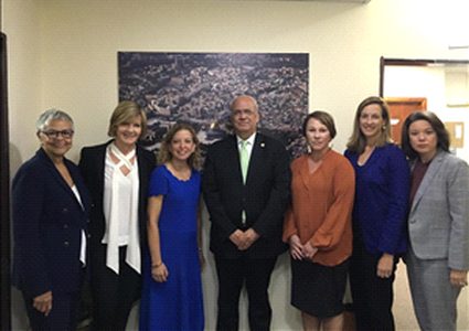 عريقات يضع وفدا من الكونغرس الأميركي بصورة آخر المستجدات السياسية