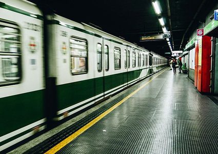 عملية إنقاذ سريعة لرجل سقط أمام قطار