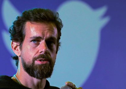 مدير تويتر يسخر من شعار فيسبوك الجديد