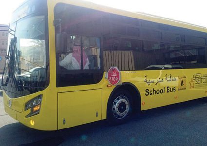 طالب ينقذ زملائه من الموت بعد وفاة سائق الحافلة المدرسية فجأة !