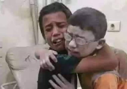 الأخوان السوريان حمزة وقيس
هذا الطفل ظنَّ أنَّ أخاه قد مات ثمَّ وجده وكان هذا اللقاء