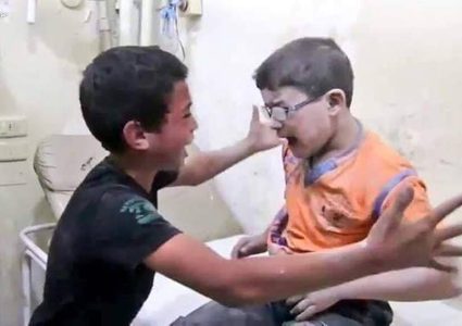 الأخوان السوريان حمزة وقيس

هذا الطفل ظنَّ أنَّ أخاه قد مات ثمَّ وجده وكان هذا اللقاء