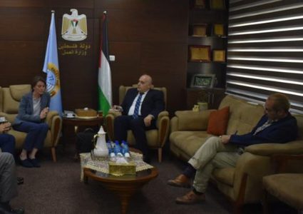 أبو جيش يؤكد يطالب الأونروا بمواصلة تقديم خدماتها