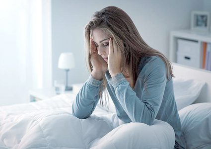 للنساء.. قلة النوم تسبب مرض هشاشة العظام