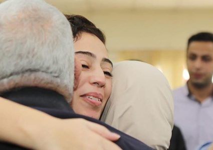 والد الأسيرة المحررة هبة اللبدي: حالتها الصحية جيدة وهذه رسالتها