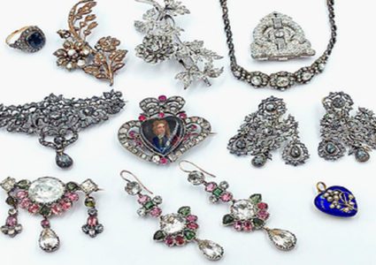 اكتشاف كنوز قديمة في مجمدة عجوز متوفية