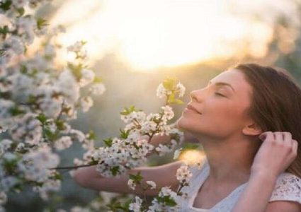 النساء العسراوات قادرات على الشم رغم فقدان بنية الحاسة الشمية