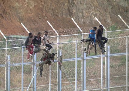 الاحتلال يستهدف سيارة صرف صحي جنوب غزة