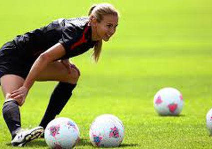 هناء مهدي مدربة كرة القدم الأولى في غزة