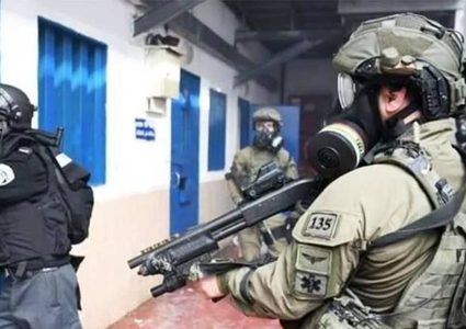 ثلاثة أسرى يواصلون إضرابهم المفتوح عن الطعام