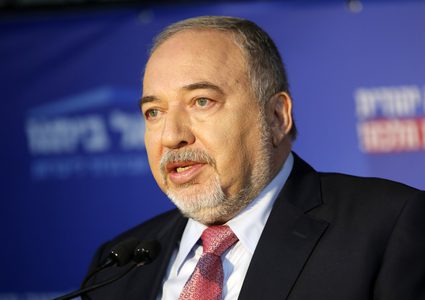 ليبرمان يرفض انتخابات ثالثة والتصويت على تعيين بينت الأحد