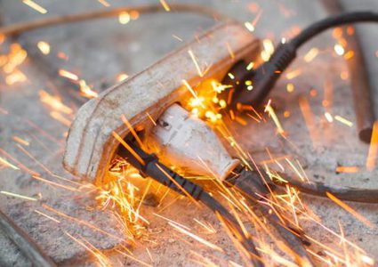 مصرع صياد بصعقة كهربائية داخل البحر شمال القطاع