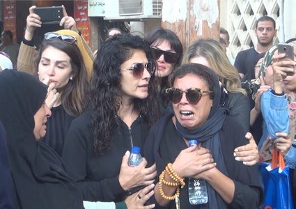 لحظات إنهيار الفنانة ناهد السباعي في جنازة هيثم زكي