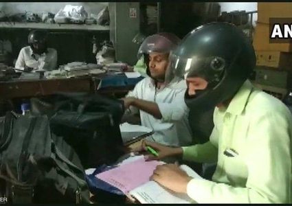 الهند.. موظفون يستعينون بخوذات الدراجات النارية للنجاة بأرواحهم !