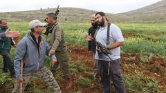 الاحتلال يقمع المزارعين ويمنعهم من قطف الزيتون في نابلس